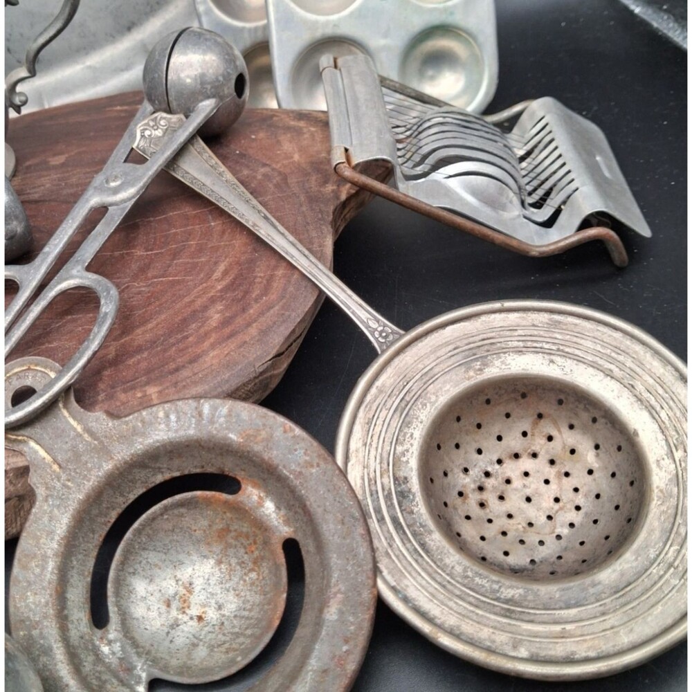 Vintage Kitchen Utensil Lot Aluminum Tin Farmhouse Decor Scoops Molds Strainers - Picture 9 of 9